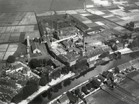 75971 Luchtfoto van de Loodwitfabriek van de firma G. Greve (Hogelanden O.Z. 1) en de Beenzwartfabriek van de firma wed ...